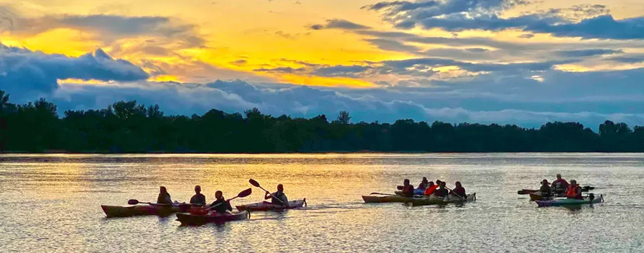 Dunai naplementében evezős kezdő kajak oktatás
