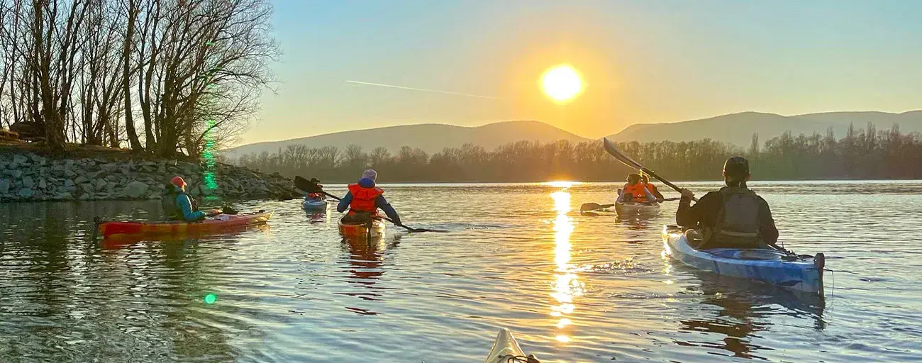 Karácsonyi lecsurgós evezés a Megyeri-híd karácsonyfái alatt