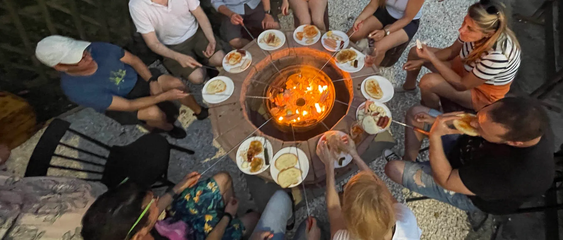 csapatépítő vízitúra bográcsozással, szalonnasütéssel.